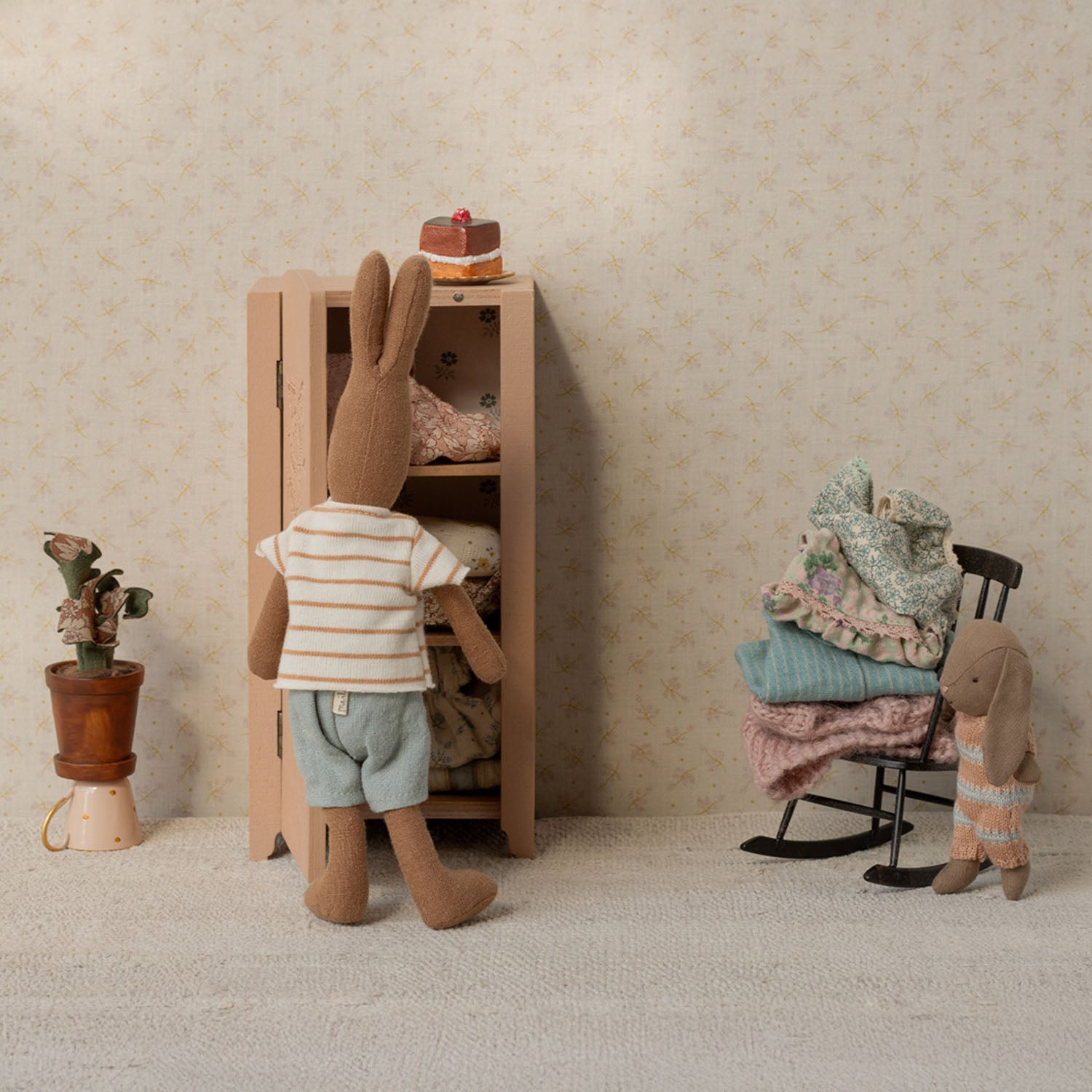 Maileg classic miniature rocking chair for small figures.