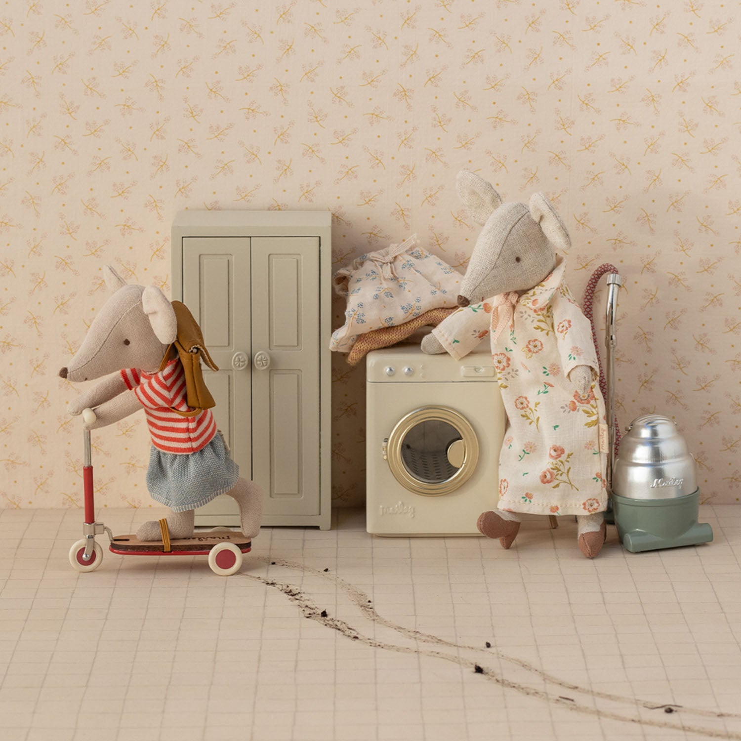 A maileg mouse is riding the Maieg scooter in red colour.