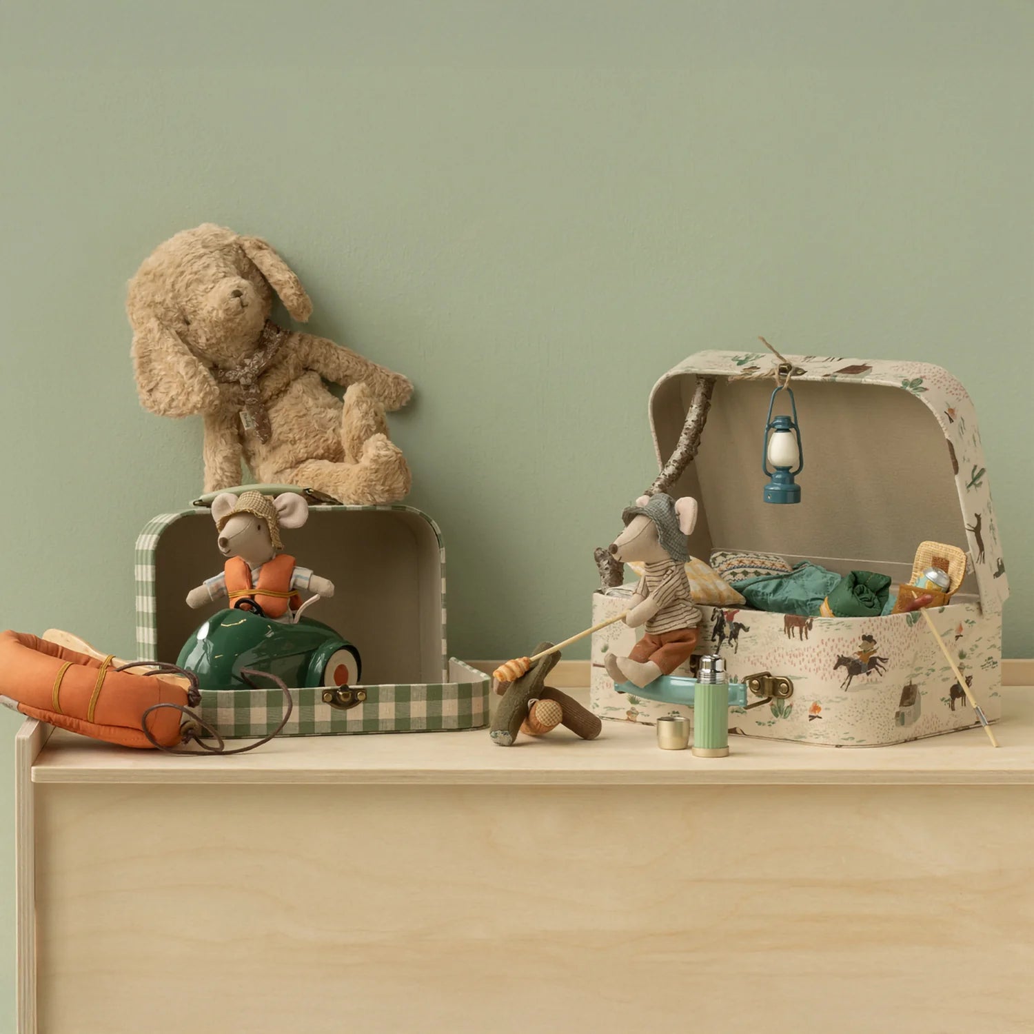 Decorative playroom suitcase set for children