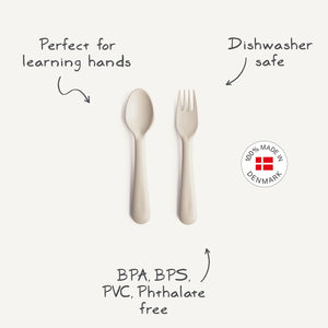Mushie baby cutlery set makes mealtime and cleanup easy and convenient.