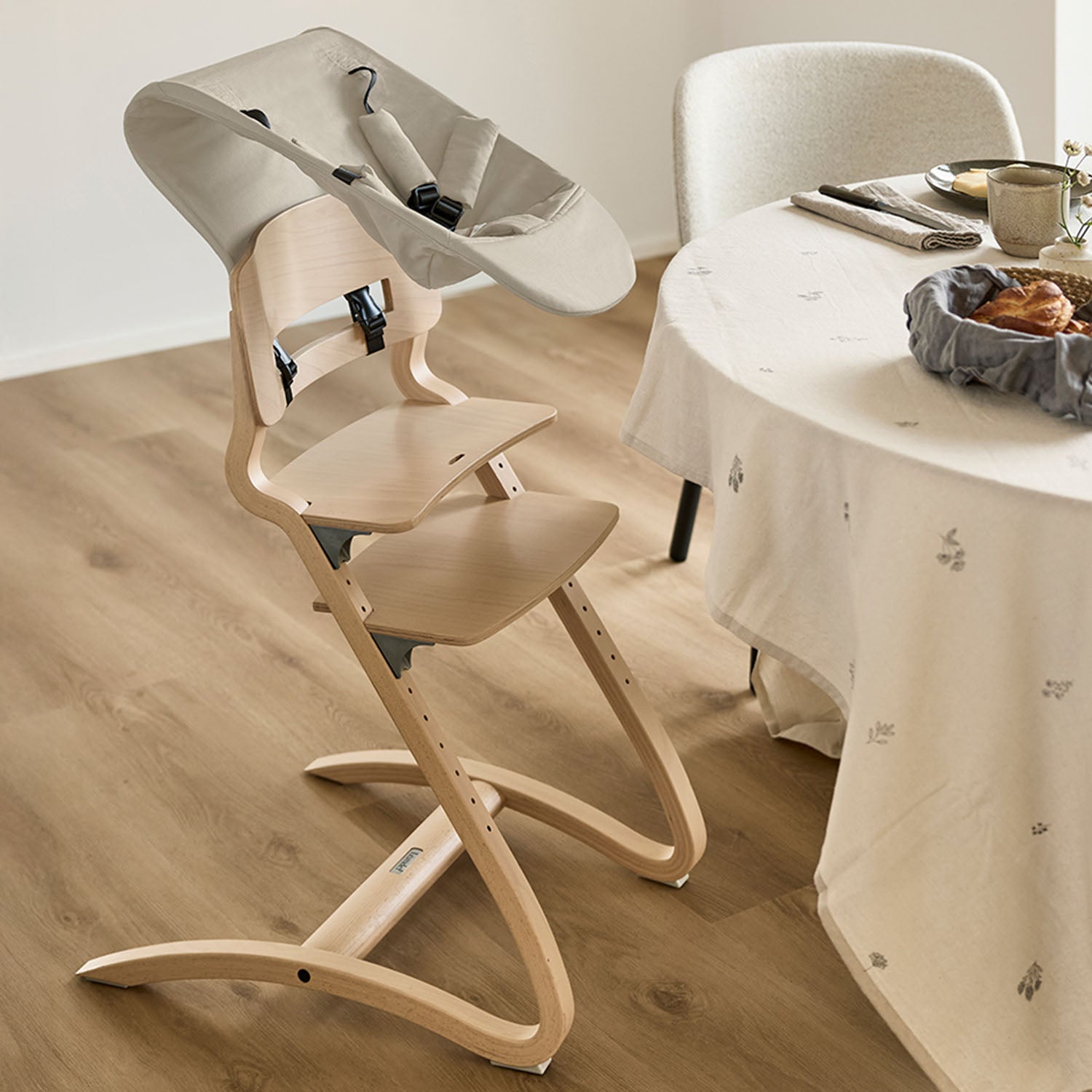 Louie Highchair with cappuccino cushion newborn seat