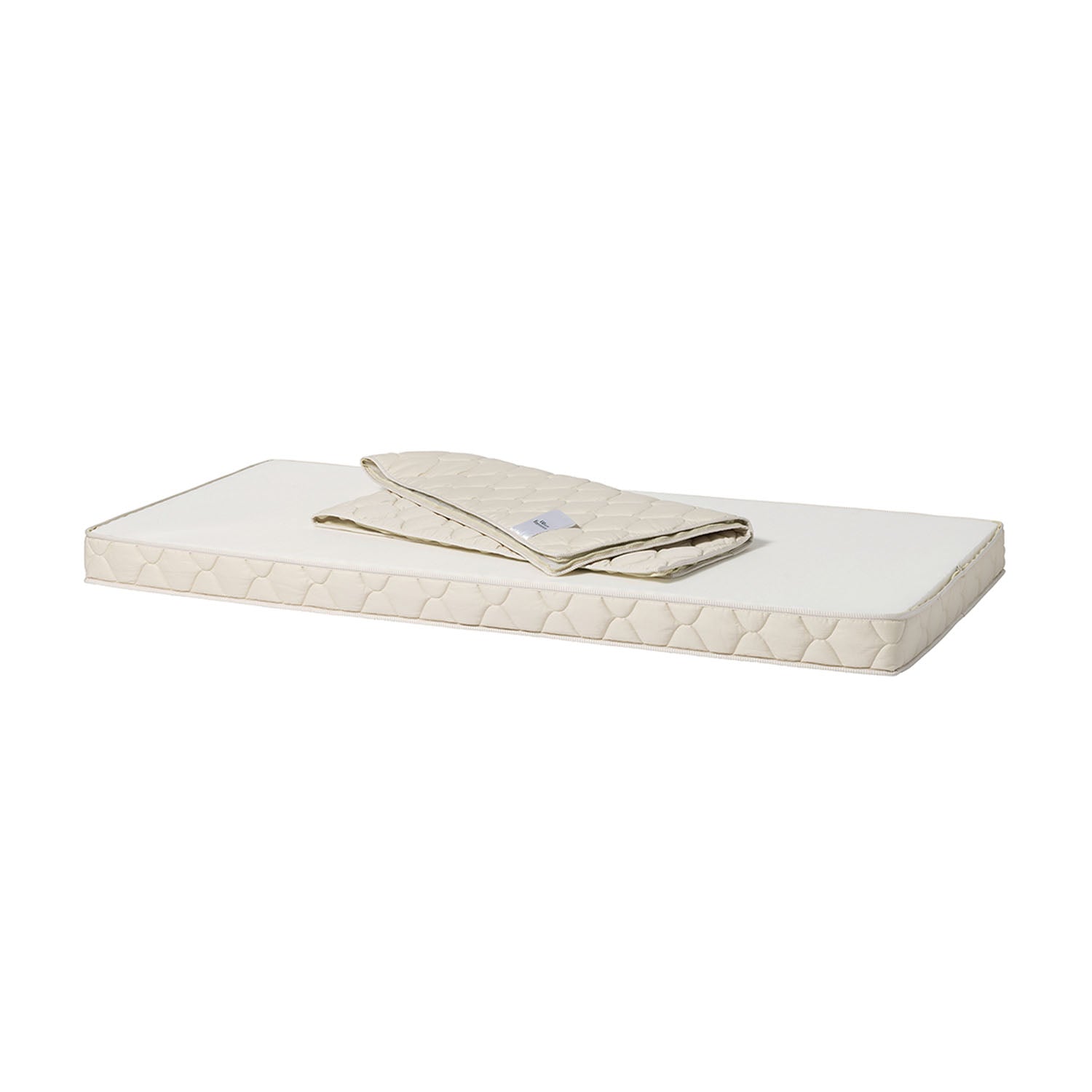 Waterproof and breathable side of mattress cover label detail