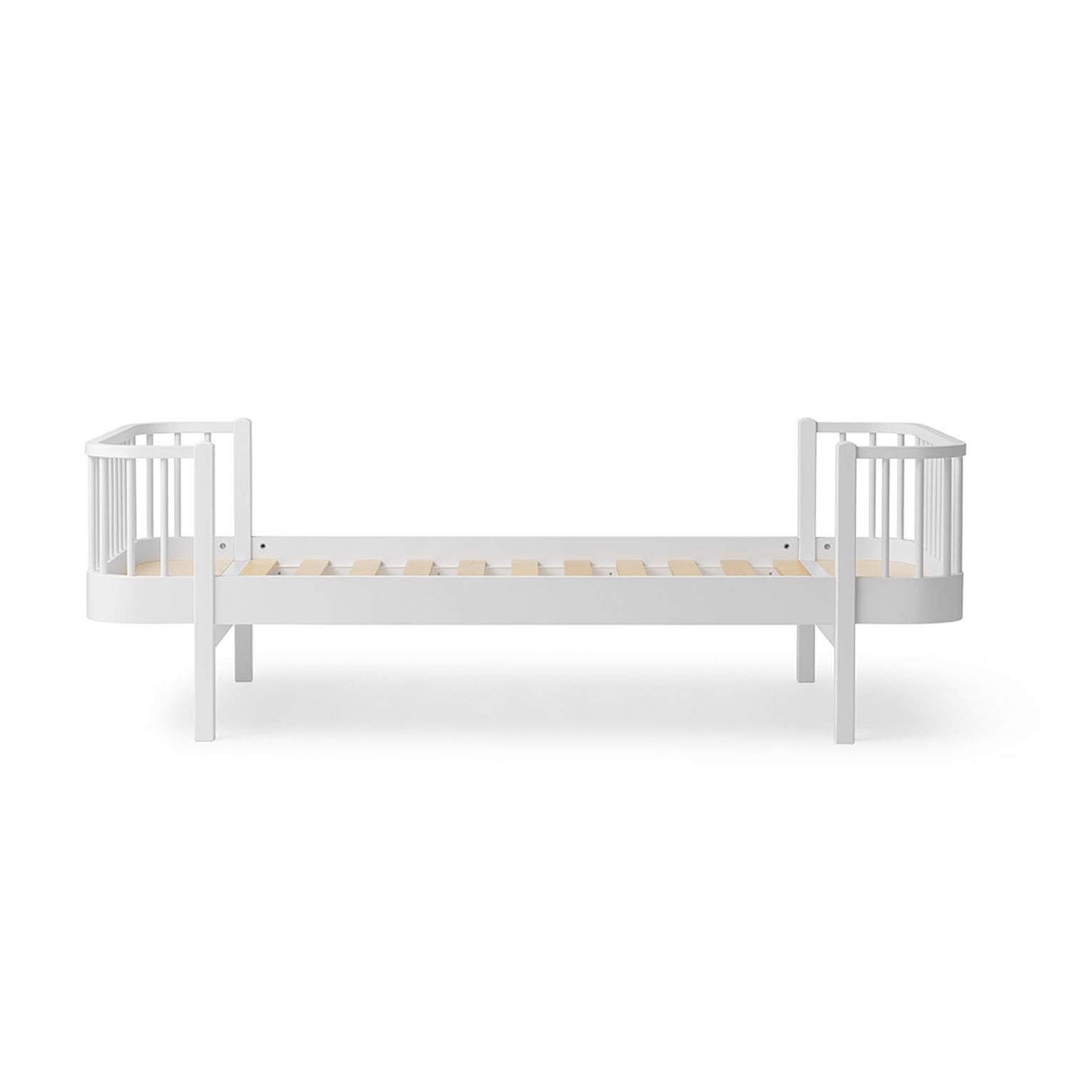 Wood Original bed painted with non-toxic, REACH-certified paint.