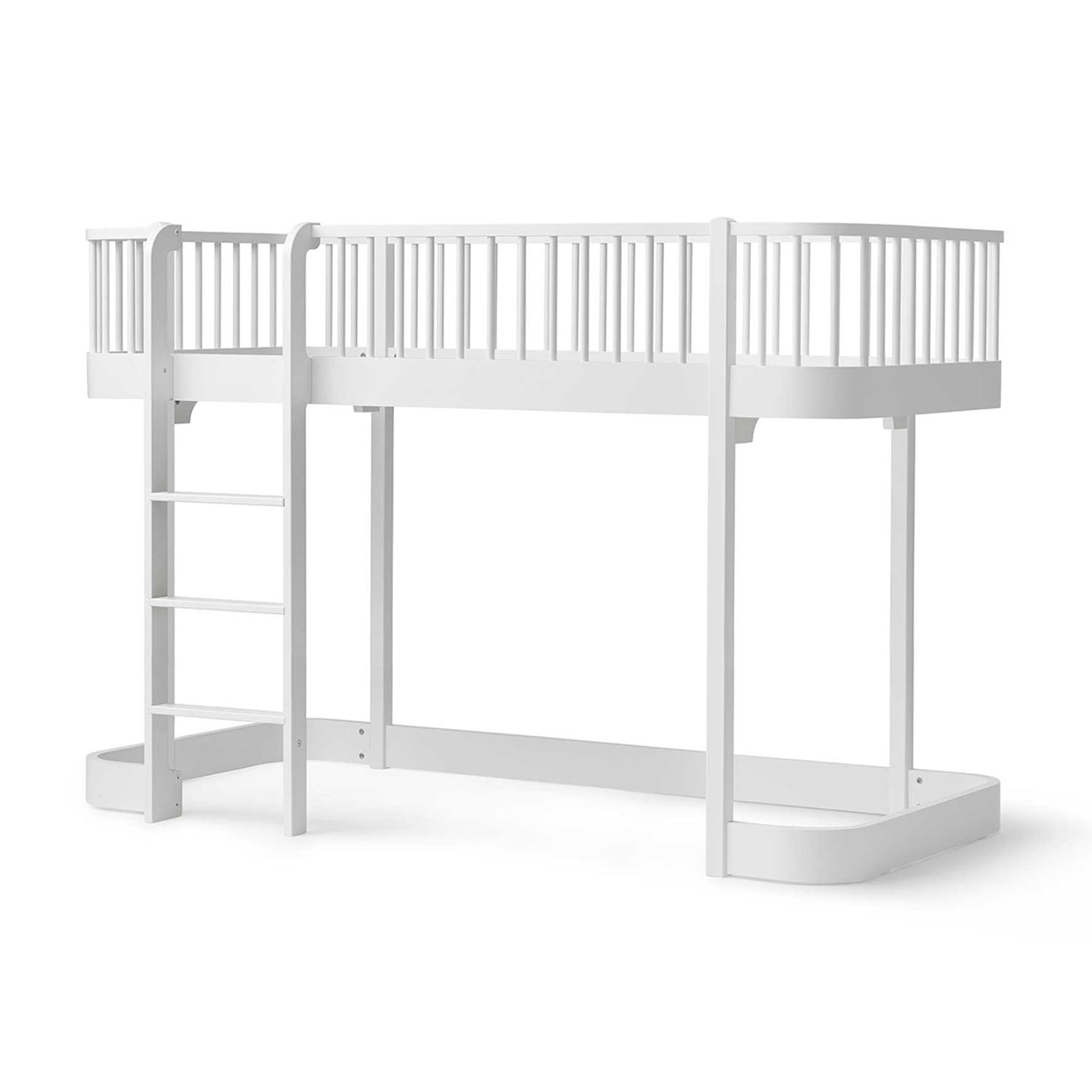 Wood Original low loft bed in a modern kids’ bedroom.