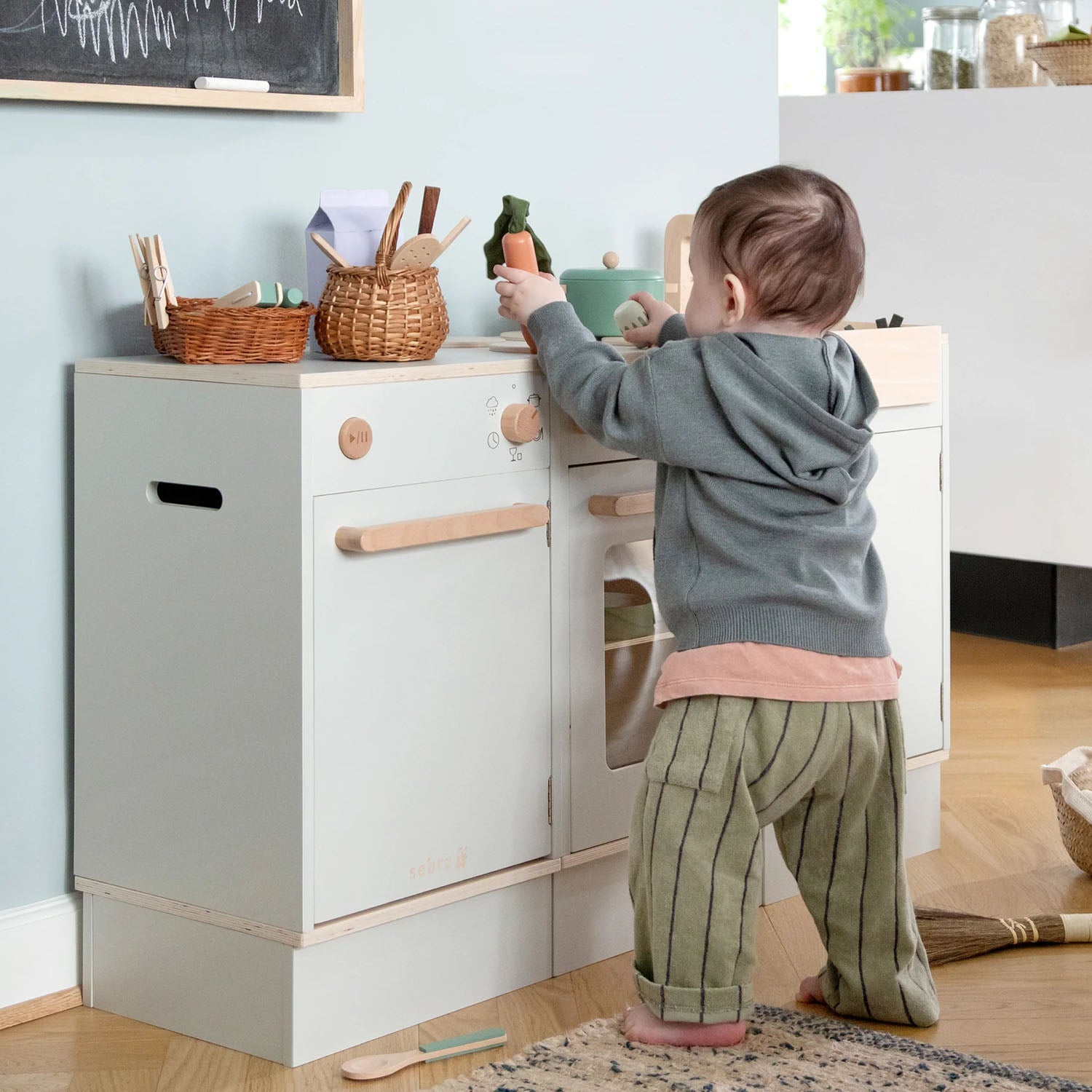 Compact toy sink unit for nursery or playroom