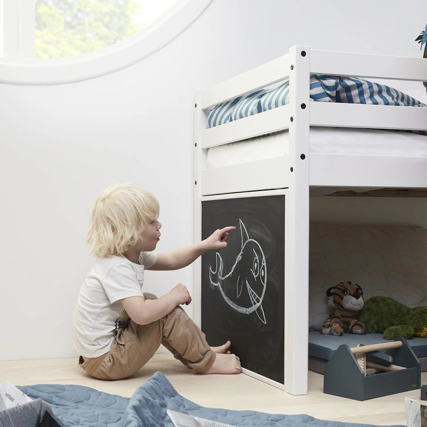 Thuka Alfred Sailor mid sleeper with integrated blackboard for drawing and studying.