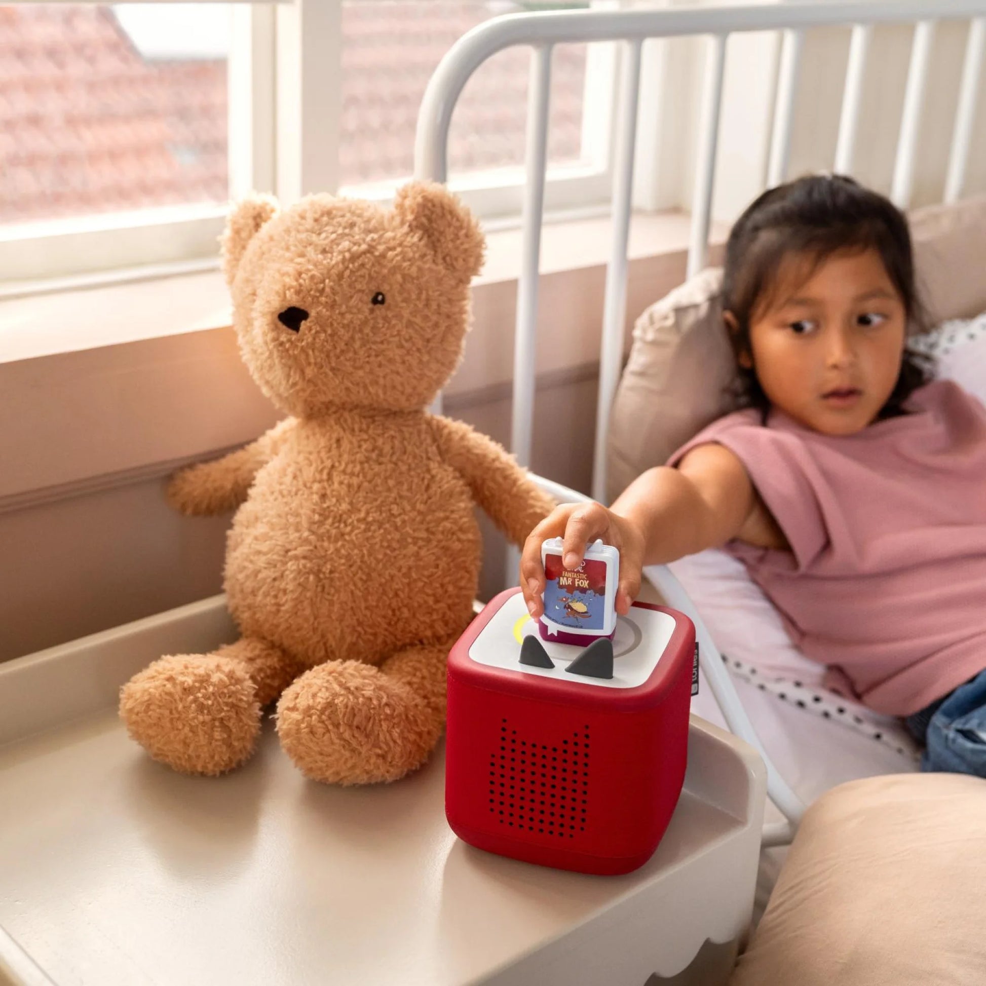 A girl placed Fantastic Mr. Fox Tonie figure on Toniebox speaker
