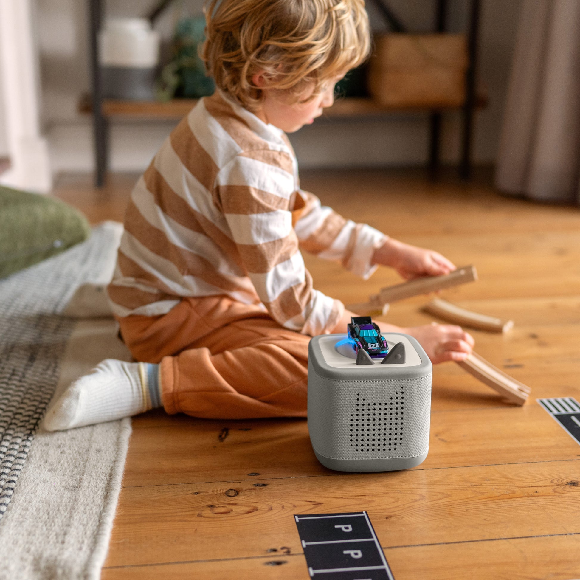 Child playing while listening to the Hot Wheels™ Tonie stories.