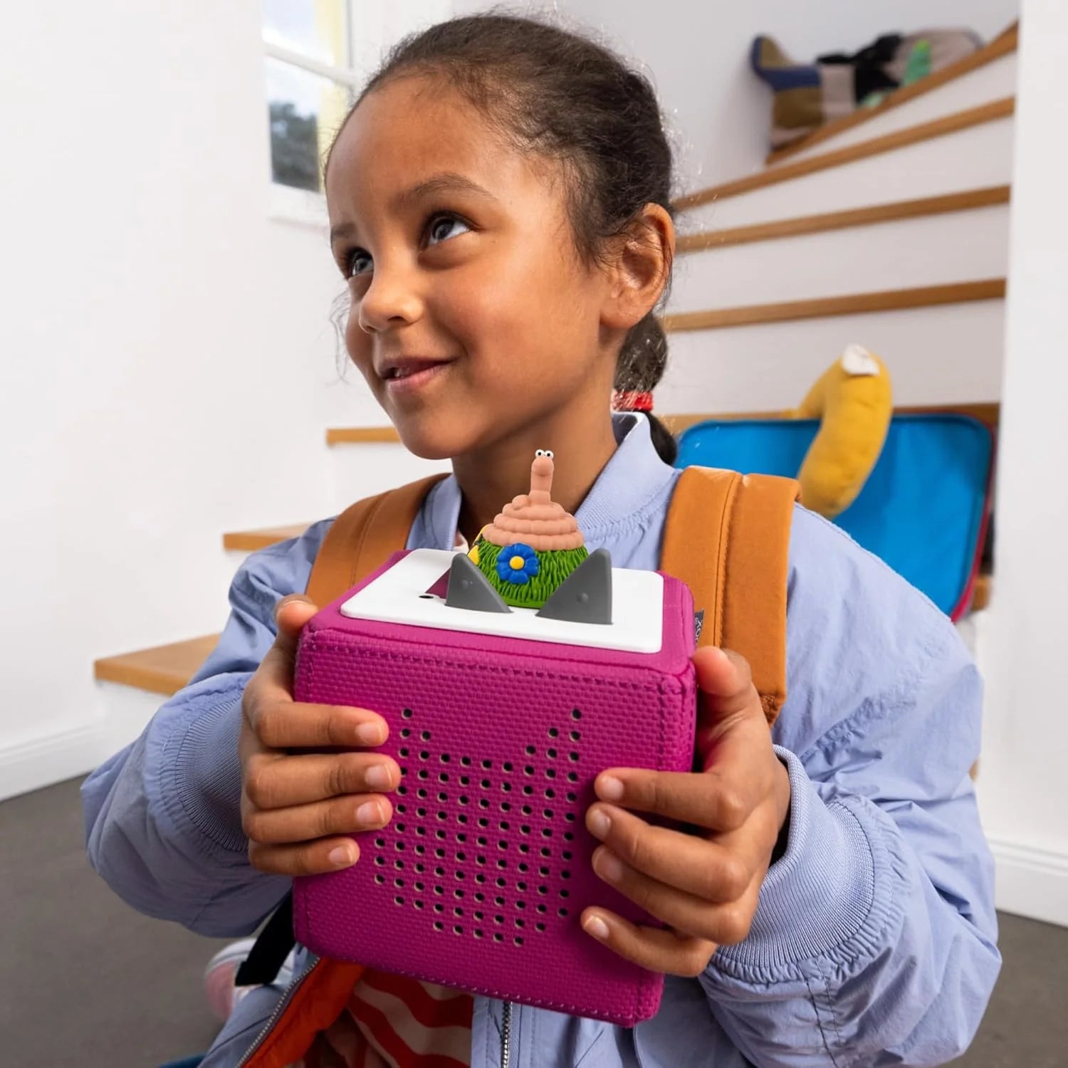 Children’s audio figure Superworm on Toniebox, teaching teamwork, courage, and friendship through a fun story.