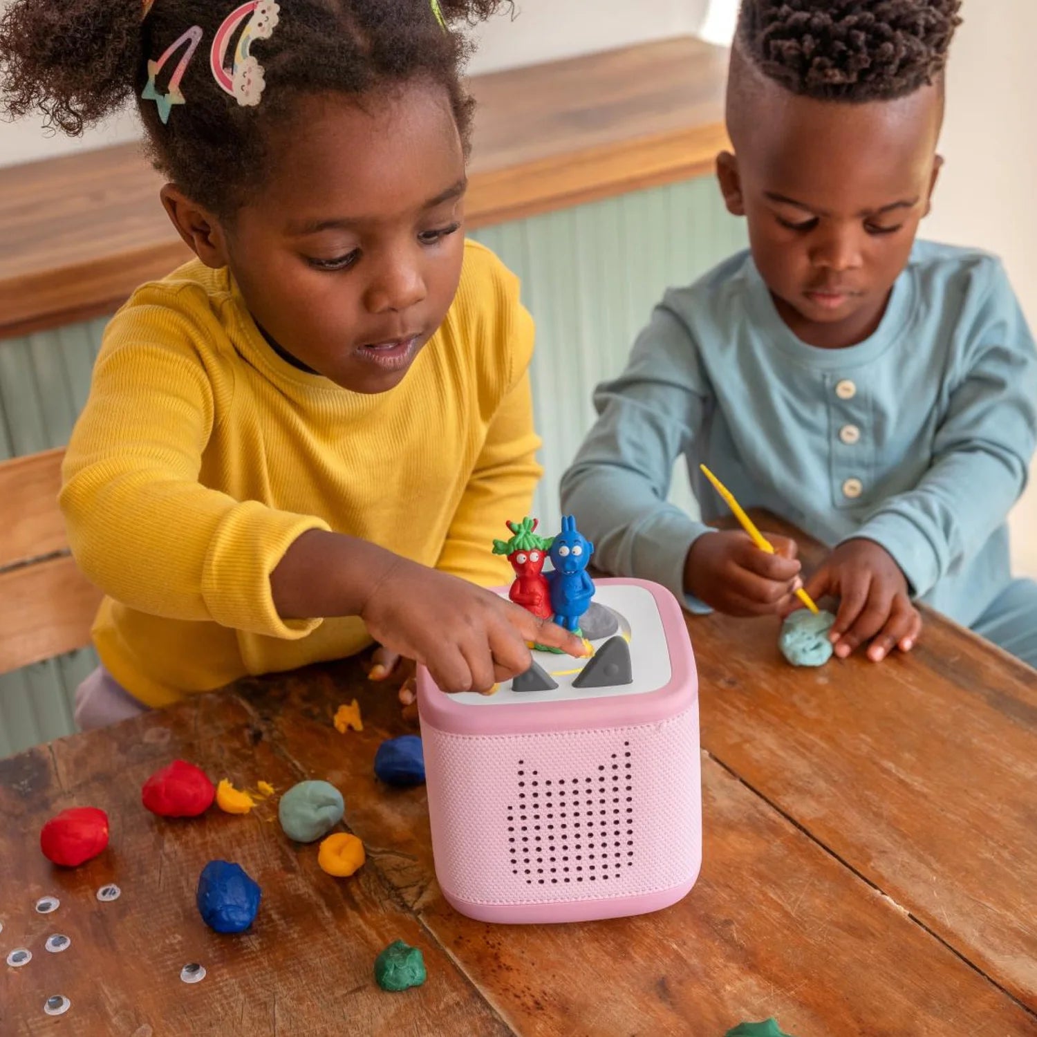 Children are listening to the story while placing the figurine on the Toniebox.