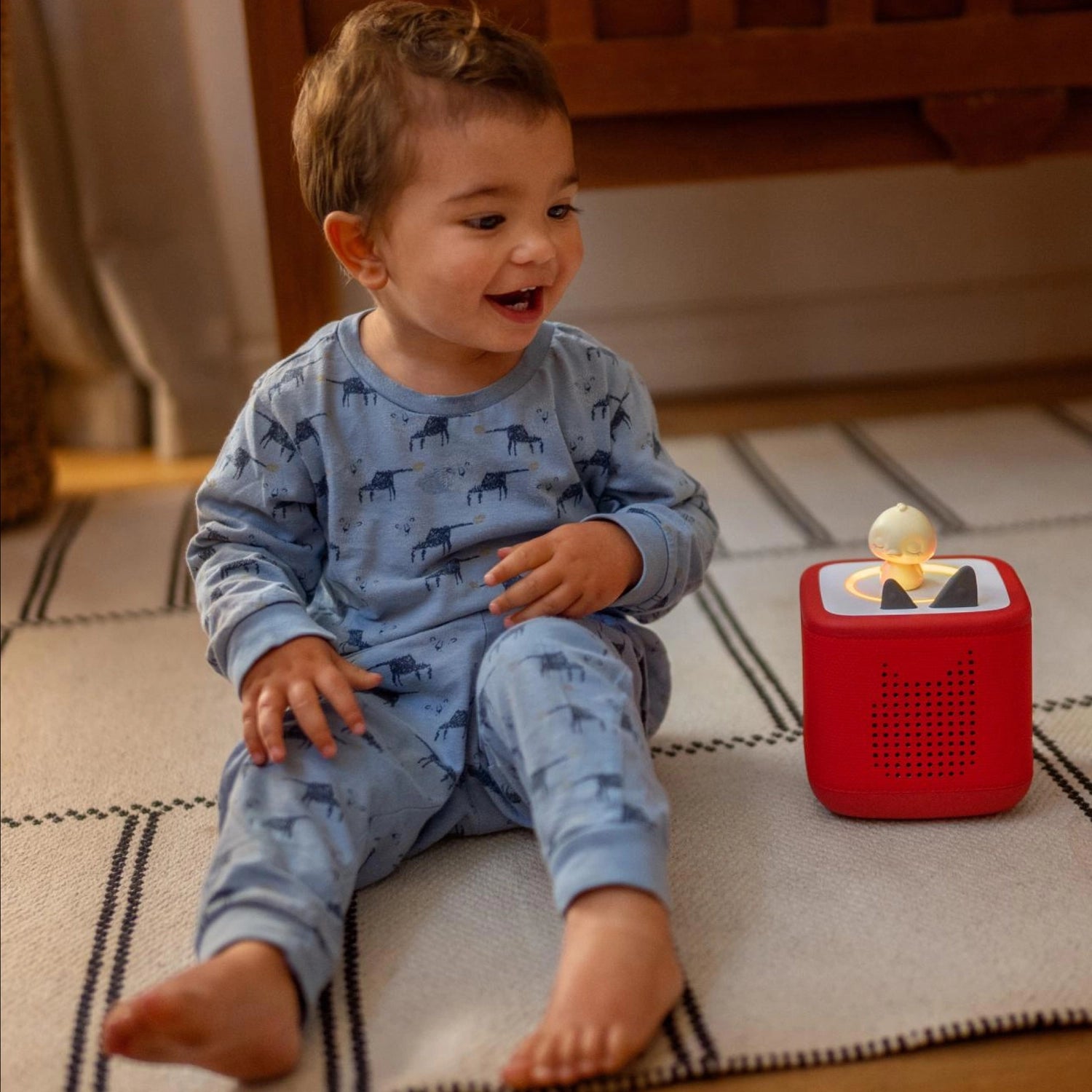 A kids is listenting the tonies sleepy duck at night.