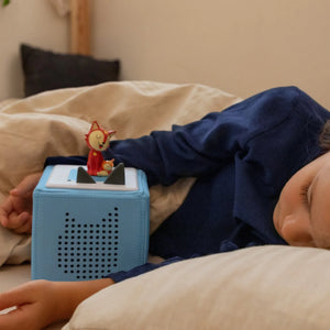 A boy is falling sleep while listening the tonies lullabies story.
