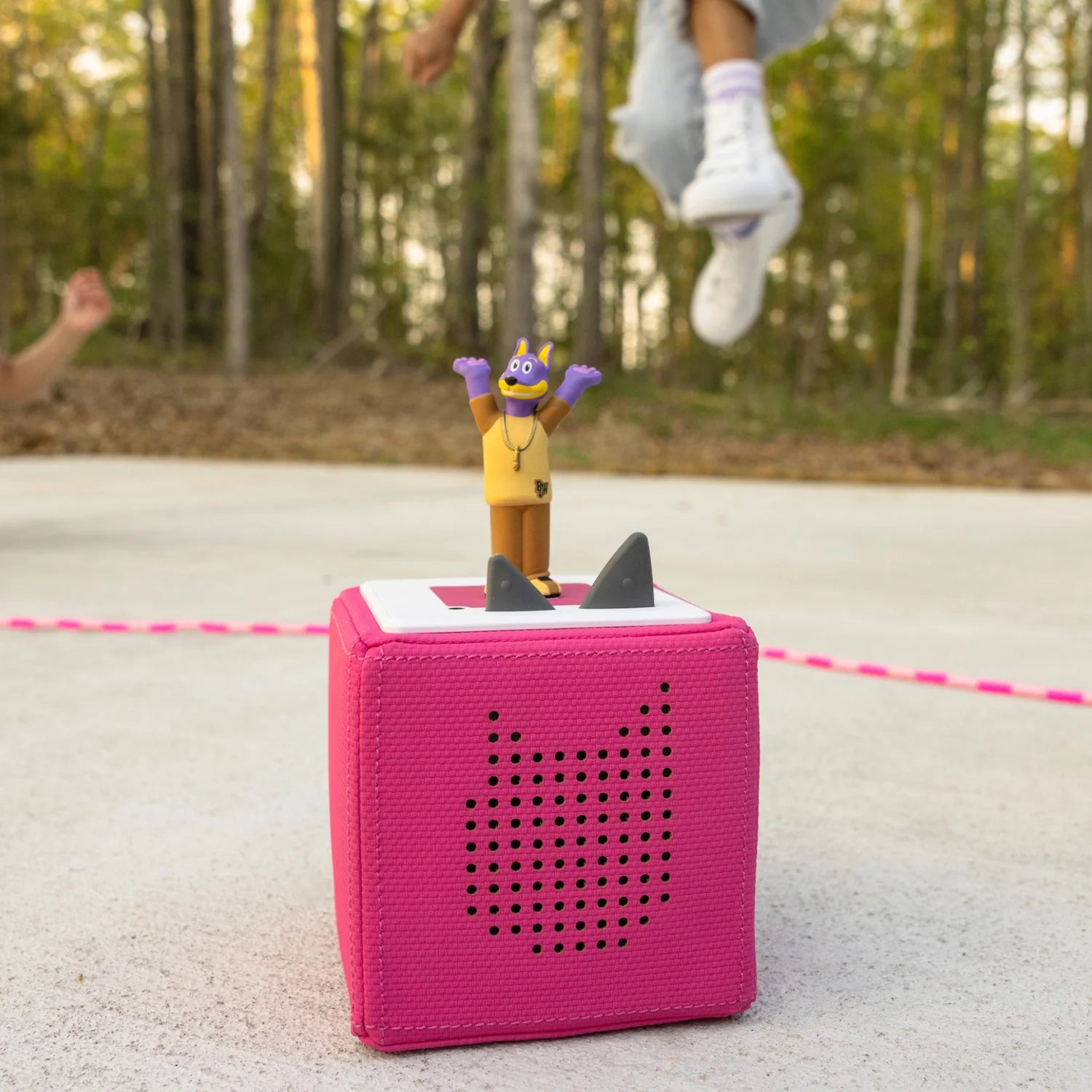 Bow Wizzle character from Doggyland cast in his paw‑clapping pose.