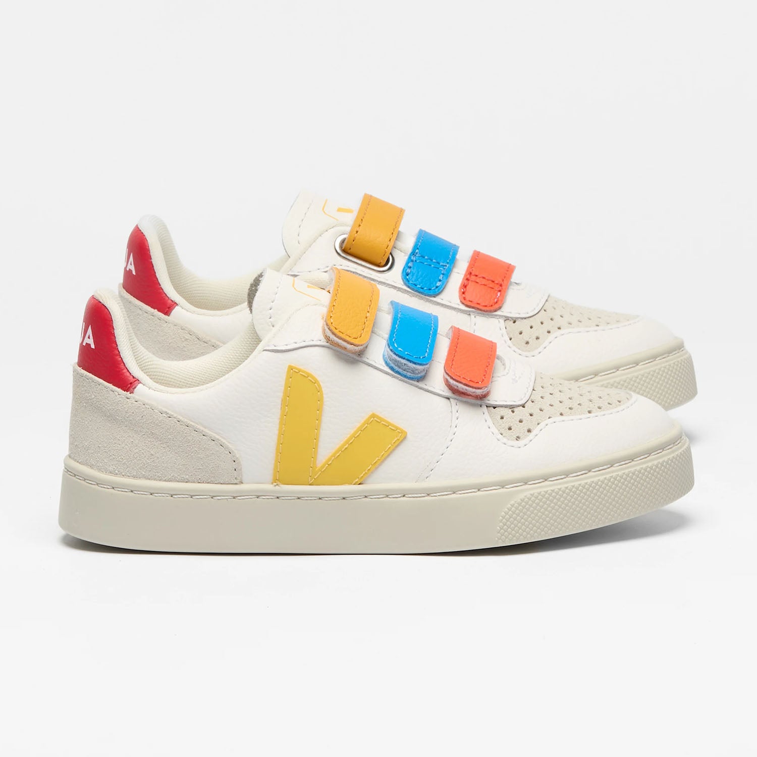 Veja v-10 is easy to match with many outfits.