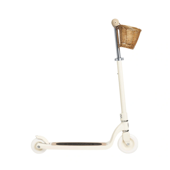 The Maxi scooter has a lightweight aluminium bottom with a Banwood logo.