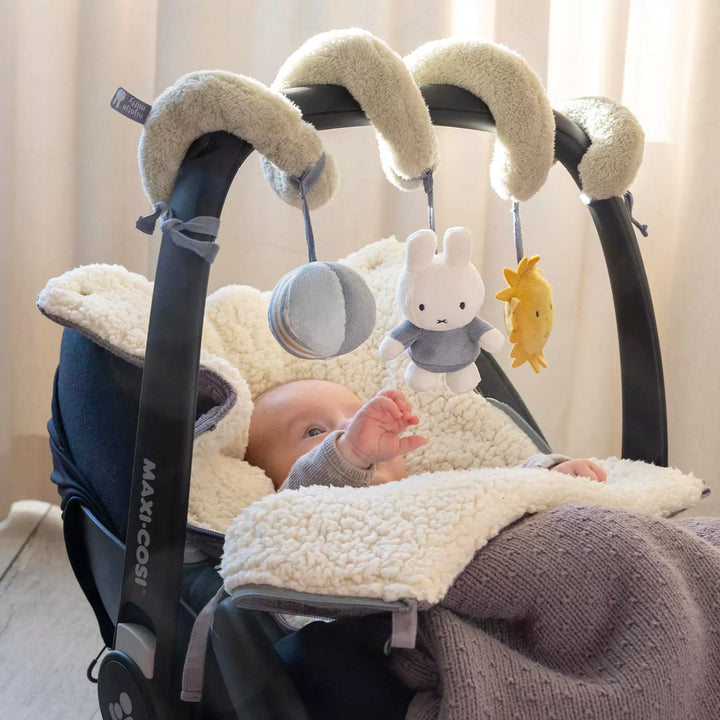 Easily attachable to strollers, cribs, car seats, and playpens for on-the-go or at-home play.