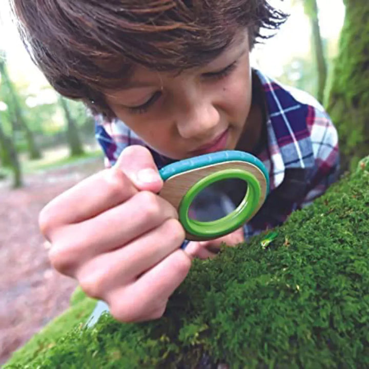 Child using magnifying glass