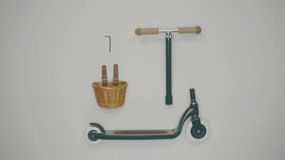 Assembly video for the Banwood maxi scooter.