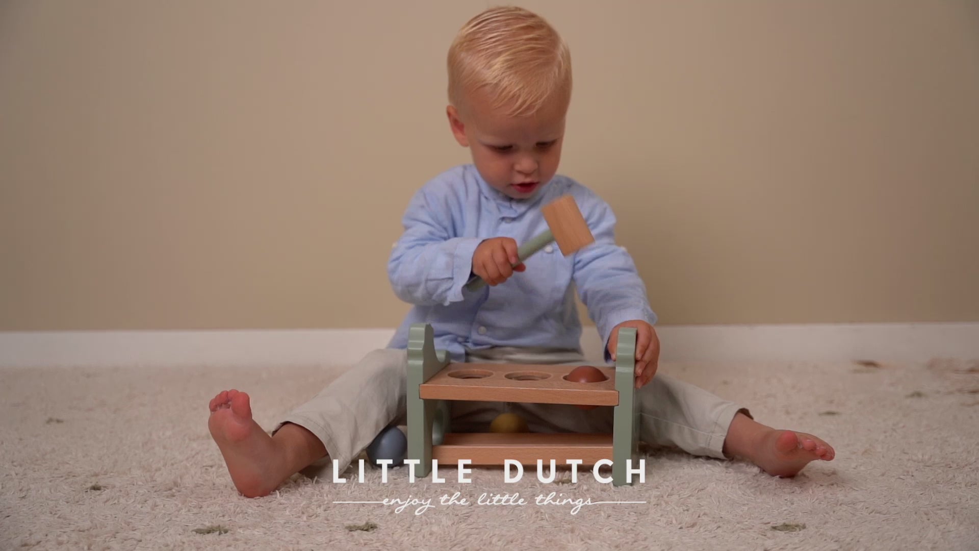 Video of toddler enjoying chicken egg hammer game.