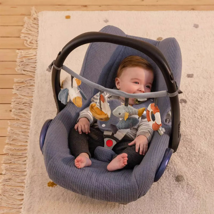 This Sailors Bay stroller toy chain is made of soft and textured fabrics that promote sensory stimulation and tactile exploration.