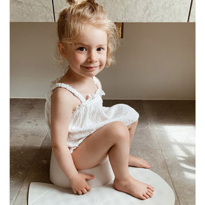 Girl using the Leiwood Jonatan to toilet train