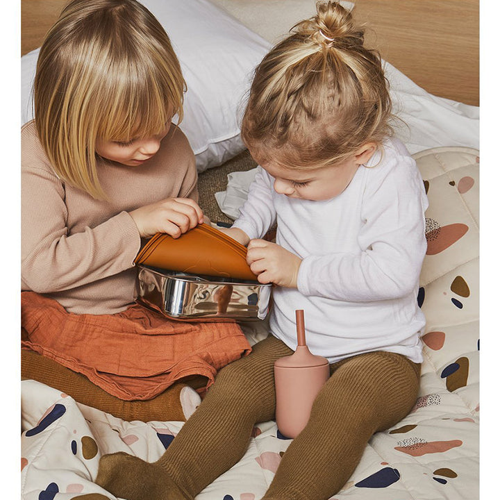 Children on bed with Silicon Tableware from Liewood